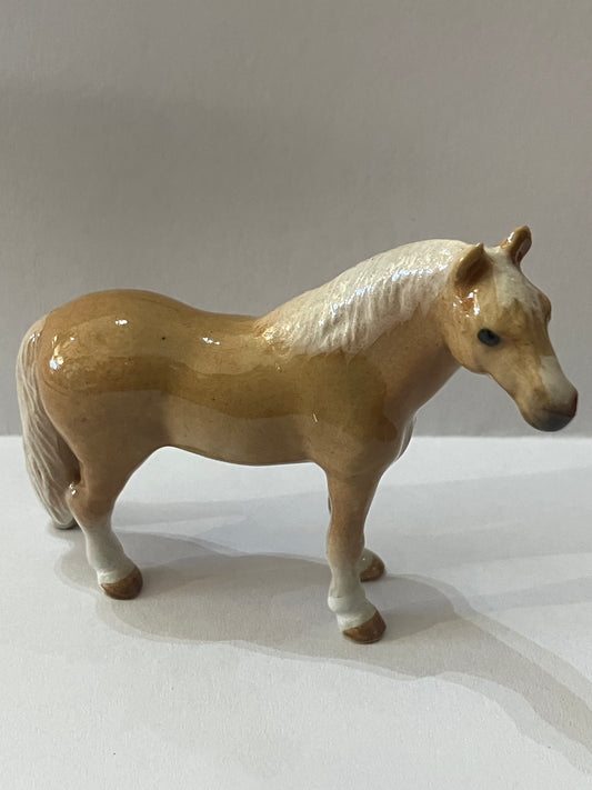 Blonde Horse Porcelain Miniature Figurine(1 Pcs)