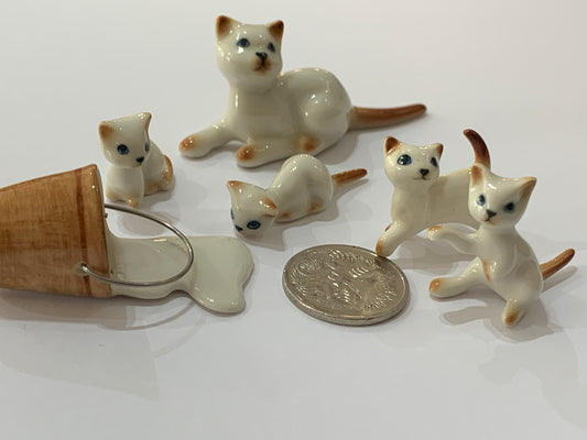 Miniature Porcelain White Mother Cat And Kittens (6pcs)